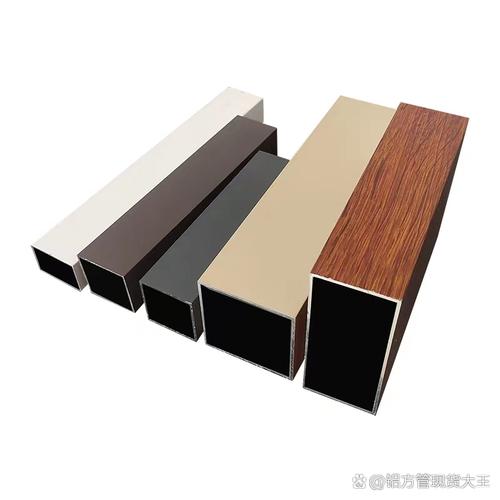 天花木纹铝方管定制是一种新型的装饰材料,具有独特的木纹纹理和铝